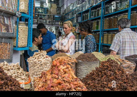 Kochi, Inde - 11 décembre 2016 - Les clients de négociation collective et d'achat d'épices fraîches à indian shop Banque D'Images