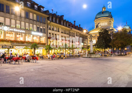 Berne, SIWTZERLAND - le 12 septembre 2016 : Les gens aiment le dîner dans des restaurants juste en face de la palais fédéral à Berne, où les sièges de gouvernem Banque D'Images