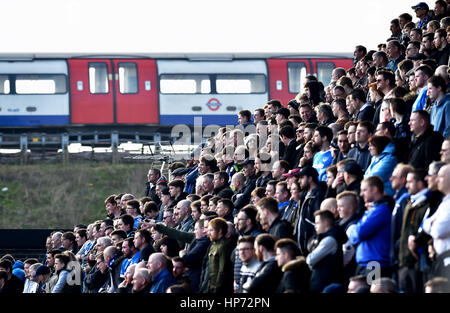 Un train souterrain de Londres passe devant les fans lors du match Sky Bet League 2 entre Barnett et Portsmouth au stade Hive de Londres. 18 février 2017. Usage éditorial uniquement. Pas de merchandising. Pour les images de football, les restrictions FA et Premier League s'appliquent inc. Aucune utilisation Internet/mobile sans licence FAPL - pour plus de détails, contactez football Dataco Banque D'Images