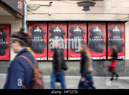Les gens en mouvement flou passe devant d'opérette de Moscou / Opéra. Anna Karenina affiches sont dans l'arrière-plan. C'est un roman de la Fédération de Banque D'Images