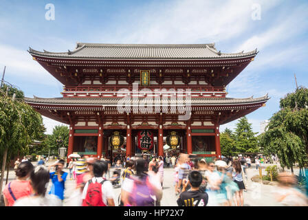 TOKYO, JAPON - 24 août 2015 : les gens, capturé avec blurred motion, visitez le célèbre temple bouddhiste Senso-ji à Asakusa quartier historique de Tokyo, Banque D'Images