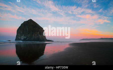 Coucher de Cannon Beach Oregon Banque D'Images