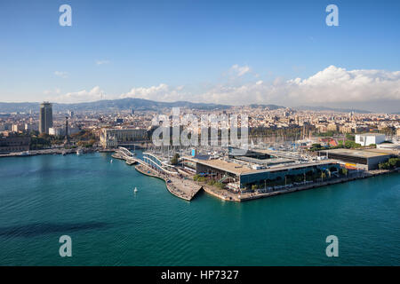 Paysage urbain de Barcelone, vue aérienne de la mer sur le Port Vell et la ville, capitale de la Catalogne, Espagne, Europe Banque D'Images