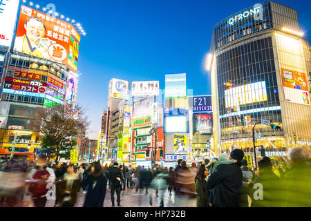 Tokyo, Japon - 1 janvier, 2017 : le croisement de Shibuya est célèbre pour son passage scramble. Il est situé en face de la gare de Shibuya à Tokyo, Japa Banque D'Images