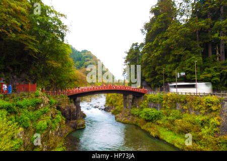 Le pont sacré Shinkyo rouge en automne, la principale façon de le Futarasan Shrine à Nikko, Japon Banque D'Images