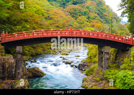 Le pont sacré Shinkyo rouge en automne, la principale façon de le Futarasan Shrine à Nikko, Japon Banque D'Images