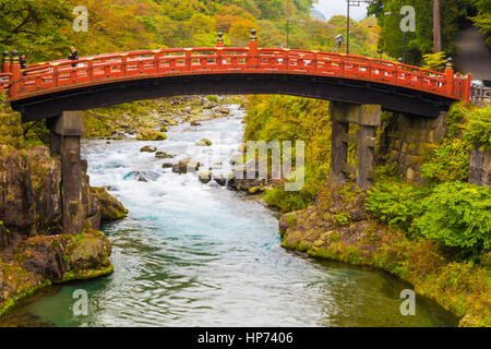 Le pont sacré Shinkyo rouge en automne, la principale façon de le Futarasan Shrine à Nikko, Japon Banque D'Images