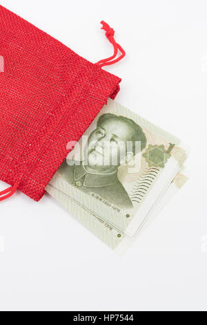 Sac à main en coton rouge avec billets chinois 1 Yuan / renminbi. Pour le ménage chinois d'épargne ou de dépenses d'État, la crise de la dette de la Chine. Banque D'Images