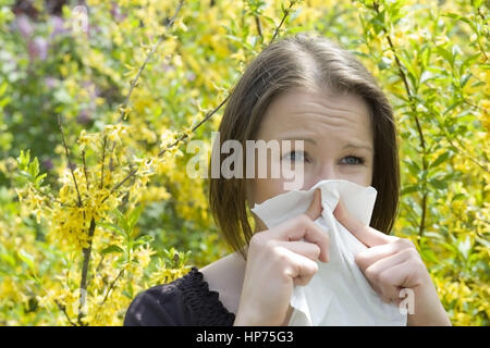 Parution du modèle, Junge Frau mit im Pollenallergie Fruehling - femme avec l'allergie au pollen Banque D'Images