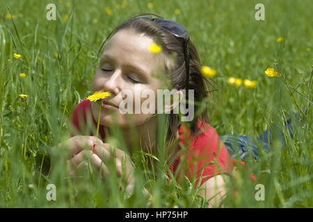 Parution du modèle, Junge Frau, 30, liegt in der entspannt Fruehlingswiese - woman relaxing in spring meadow Banque D'Images