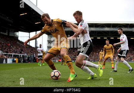 Tottenham Hotspur Harry Kane (à gauche) et Fulham's Tim Ream (à droite) bataille pour la balle durant l'unis en FA Cup, 5ème tour à Craven Cottage, à Londres. Banque D'Images