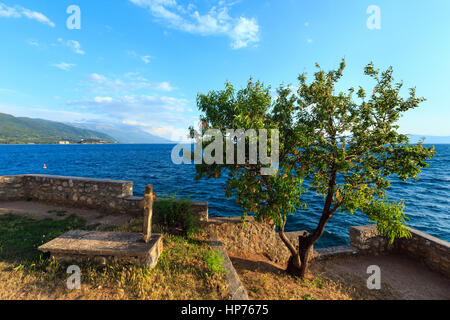 La tombe de saint Jean Kaneo à Saint John (théologien) et le lac d'Ohrid (Macédoine) vue d'été. Banque D'Images