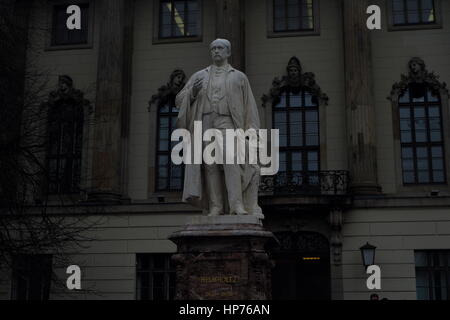 Statue d'Hermann von Helmholtz dans l'avant-cour de l'immeuble principal de l'université de Humboldt sur l'Unter den Linden de Berlin. Banque D'Images