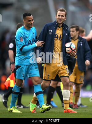 Tottenham Hotspur gardien Michel Vorm (à gauche) et Tottenham Hotspur Harry Kane (à droite) après le coup de sifflet final lors de la Unis en FA Cup, 5ème tour à Craven Cottage, à Londres. Banque D'Images