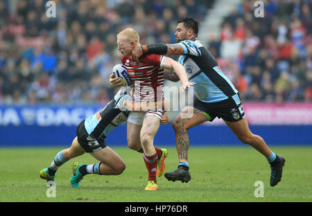 Wigan Warriors' Liam Farrell est abordé par Cronulla-Sutherland Sharks' Jayden Brailey (à gauche) au cours de la Dacia 2017 World Club Series match au DW Stadium, Wigan. Banque D'Images