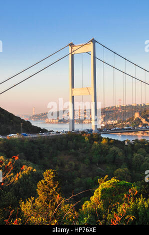 Pont Fatih Sultan Mehmet, reliant l'Europe à l'Asie. Situé à Istanbul, Turquie. Banque D'Images