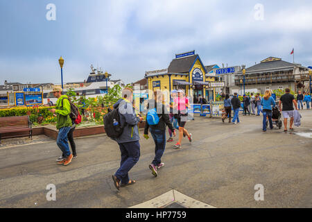 San Francisco, Californie, États-Unis - 14 août 2016 : célèbre Pier 39 à Fisherman's Wharf. Les visiteurs marchent sur Pier 39 magasins et restaura Banque D'Images