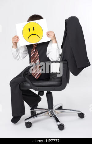 Parution du modèle, Kleiner Geschaeftsmann traurigem Smileygesicht - mit peu businessman with sad smiley face Banque D'Images