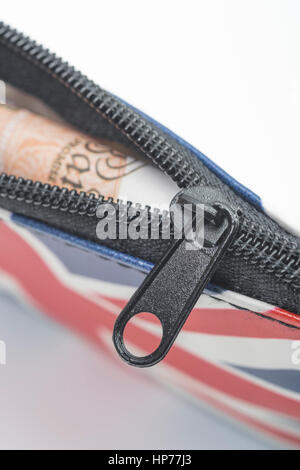 Porte-monnaie à fermeture à glissière avec Union Jack britannique £10 euros visible ou tomber. Métaphore de la dépense des ménages, le budget, ou l'augmentation des prix. Banque D'Images