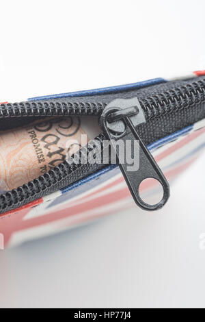 Porte-monnaie à fermeture à glissière avec Union Jack britannique £10 euros visible ou tomber. Métaphore de la dépense des ménages, le budget, ou l'augmentation des prix. Banque D'Images