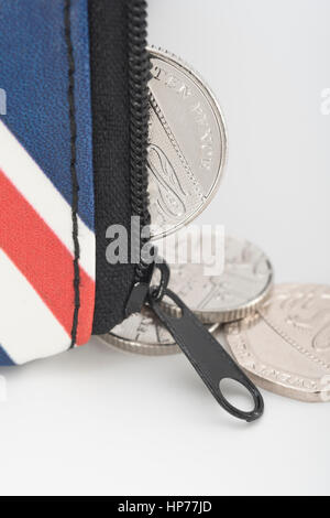 Porte-monnaie avec fermeture éclair, Union Jack avec British coins / visible de monnaie ou tomber. Métaphore de l'UK les dépenses des ménages, le budget, ou l'augmentation des prix. Banque D'Images