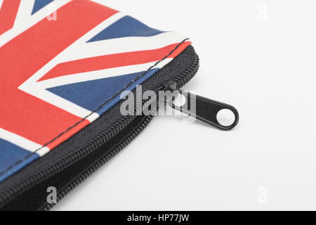 Porte-monnaie Union Jack à fermeture éclair sans pièces de monnaie ni monnaie visible ni déversement pour les dépenses des ménages, le budget, la hausse des prix, la pauvreté du Royaume-Uni indigente. Banque D'Images