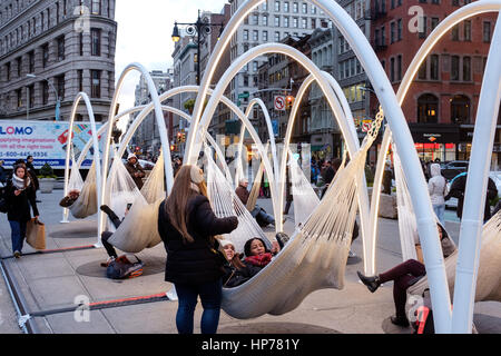 L'horizon de Flatiron, six hamacs suspendus de dix arches en acier pendant les vacances de Noël 2016, sur la place à côté de Madison Square Park, à la 23e Rue, Banque D'Images