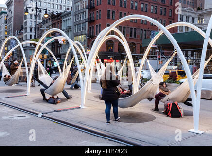 L'horizon de Flatiron, six hamacs suspendus de dix arches en acier pendant les vacances de Noël 2016, sur la place à côté de Madison Square Park, à la 23e Rue, Banque D'Images