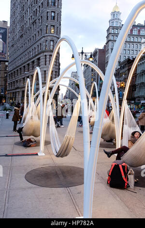 L'horizon de Flatiron, six hamacs suspendus de dix arches en acier pendant les vacances de Noël 2016, sur la place à côté de Madison Square Park, à la 23e Rue, Banque D'Images