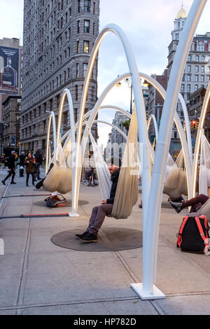 L'horizon de Flatiron, six hamacs suspendus de dix arches en acier pendant les vacances de Noël 2016, sur la place à côté de Madison Square Park, à la 23e Rue, Banque D'Images