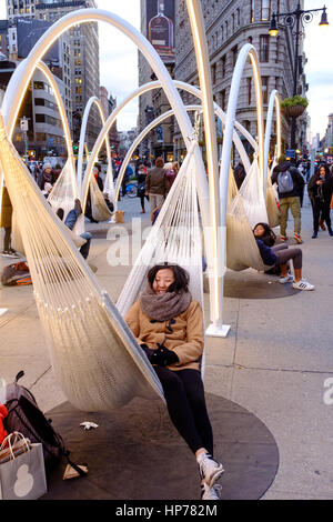 L'horizon de Flatiron, six hamacs suspendus de dix arches en acier pendant les vacances de Noël 2016, sur la place à côté de Madison Square Park, à la 23e Rue, Banque D'Images