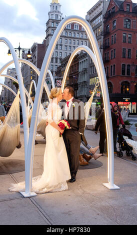 Couple posant pour des photos de mariage à l'horizon de Flatiron, six hamacs suspendus de dix arches en acier pendant les vacances de Noël 2016, sur la place à côté de ma Banque D'Images