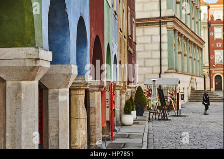 Voûte voûtée et colonnes de maisons de tenement dans la vieille ville de Poznan, Pologne Banque D'Images