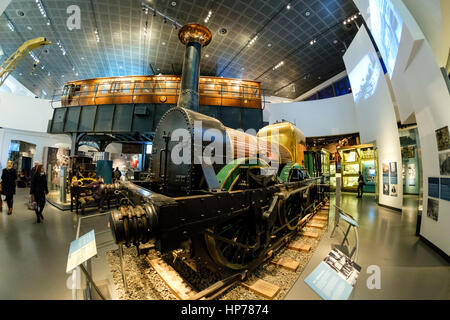 Liverpool et Manchester Railway locomotive 'Lion' au Musée de Liverpool sur front de mer historique de Liverpool, UK (prises avec objectif fish eye) Banque D'Images