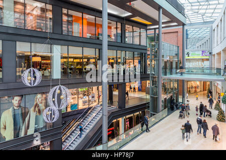 DUISBURG, ALLEMAGNE - le 17 décembre 2016 : des inconnus dans shopping mall "Forum" à Duisburg, Allemagne Banque D'Images