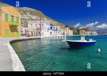 Bateau de pêche amarré-harbour.s côté ouest bordée de maisons du quartier de Pera Meria avec Mountain vues colline à 230 ms.dans le 9,2 km2 ou Kastellorizo Megisti isla Banque D'Images