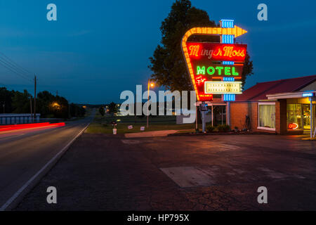 Liban, Missouri, États-Unis - le 7 juillet 2014 : Vue de la Munger Moss Motel la nuit le long de la Route 66 au Liban, Missouri, États-Unis Banque D'Images