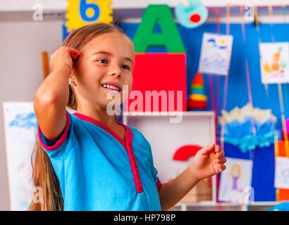Portrait de l'enfant en maternelle. Petite fille étudiante peinture art class. Banque D'Images