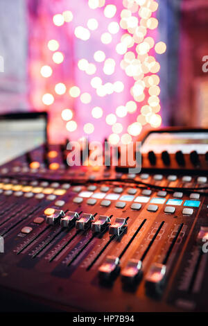 Od ajusteurs et boutons rouges d'une console de mixage. Il est utilisé pour les signaux audio des modifications afin d'obtenir la sortie souhaitée. Appliqué dans les studios d'enregistrement, de la radiodiffusion, de la télévision. Banque D'Images