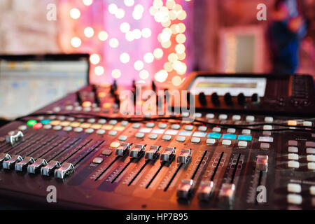 Od ajusteurs et boutons rouges d'une console de mixage. Il est utilisé pour les signaux audio des modifications afin d'obtenir la sortie souhaitée. Appliqué dans les studios d'enregistrement, de la radiodiffusion, de la télévision. Banque D'Images