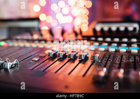 Od ajusteurs et boutons rouges d'une console de mixage. Il est utilisé pour les signaux audio des modifications afin d'obtenir la sortie souhaitée. Appliqué dans les studios d'enregistrement, de la radiodiffusion, de la télévision. Banque D'Images