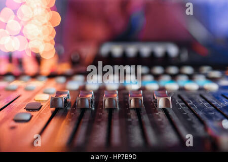 Od ajusteurs et boutons rouges d'une console de mixage. Il est utilisé pour les signaux audio des modifications afin d'obtenir la sortie souhaitée. Appliqué dans les studios d'enregistrement, de la radiodiffusion, de la télévision. Banque D'Images