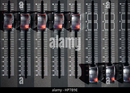 Vue supérieure de réglage et boutons rouges d'une console de mixage. Il est utilisé pour les signaux audio des modifications afin d'obtenir la sortie souhaitée. Appliqué dans les studios d'enregistrement, de la radiodiffusion, de la télévision. Banque D'Images