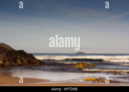 Les vagues sur la plage de Polzeath à Cornwall, Angleterre hors focus. Banque D'Images