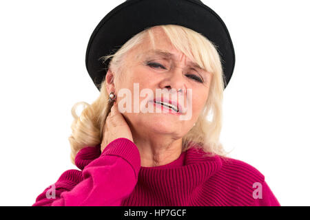 Femme âgée a mal au cou. Femme de toucher son cou isolés. Muscle tendu provoque une douleur. Banque D'Images