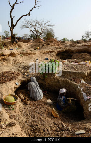 BURKINA FASO , Fada N'Gourma, village TINDANGOU, gold mining camp PAMA, mines d'or artisanales, les femmes creusent Banque D'Images