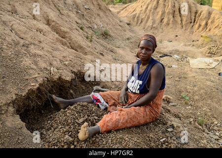 BURKINA FASO , Fada N'Gourma, village TINDANGOU, gold mining camp PAMA, mines d'or artisanales, les femmes creusent Banque D'Images