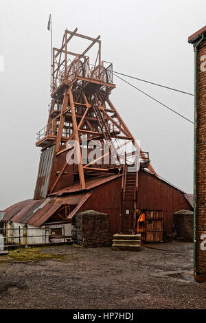 Grand puits de mine de charbon gallois châtelet sous ciel gris Banque D'Images