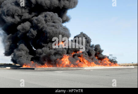 La Marine royale Crash/exercice incendie Aéroport Predannack Banque D'Images