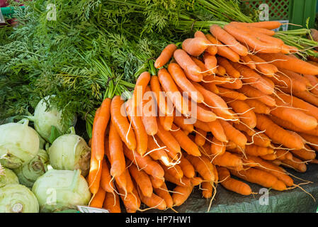 Les carottes et chou-rave à la vente à un marché Banque D'Images